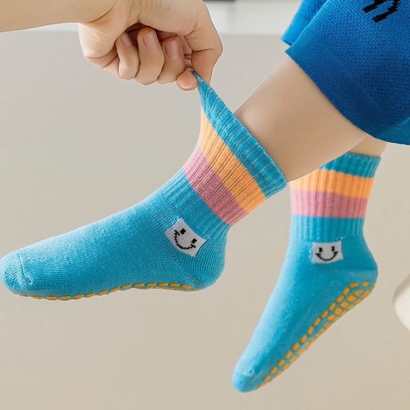 Slip Sock -valmistajat tukkumyynnin keskiputken trampoliini -sukat, korkea huippuluokan koulutuksen lasten leikkikentän sukat