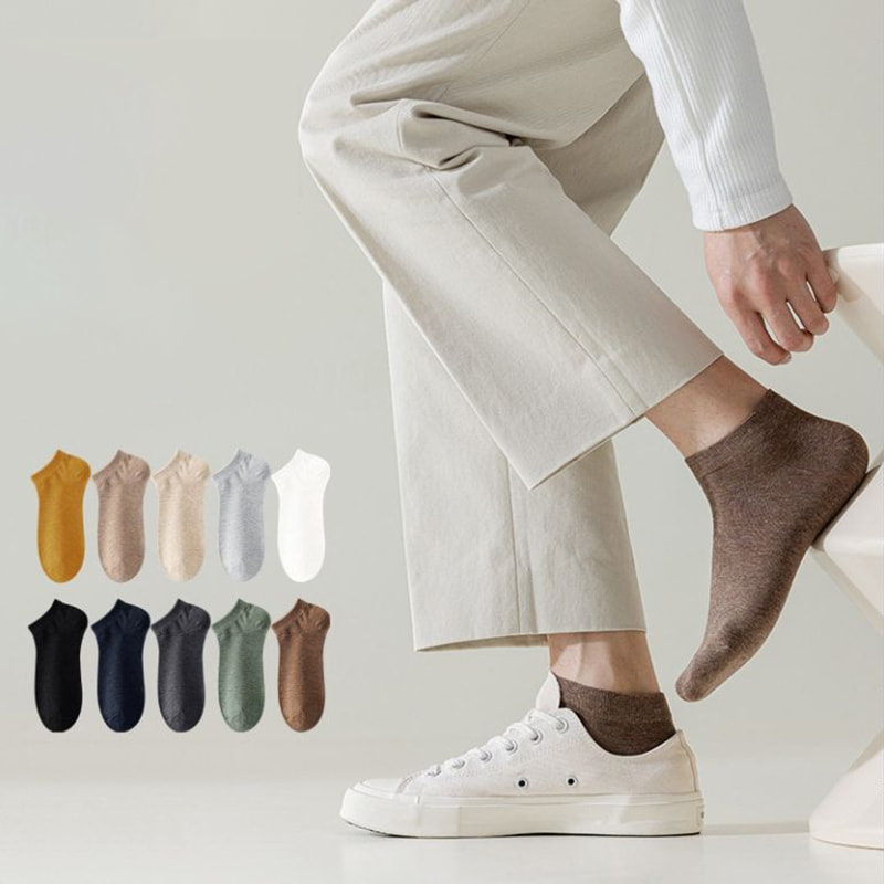 Kevään ja syksyn kammatut puuvillaväriset miesten sukat