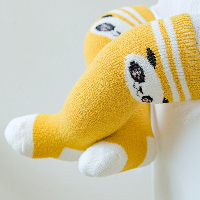 Vauvan pitkät sukat varastossa syksyllä ja talvella paksussa korallin samettimiehen ja naisten vauvan polvisukkeissa vastasyntyneiden pitkät sukat